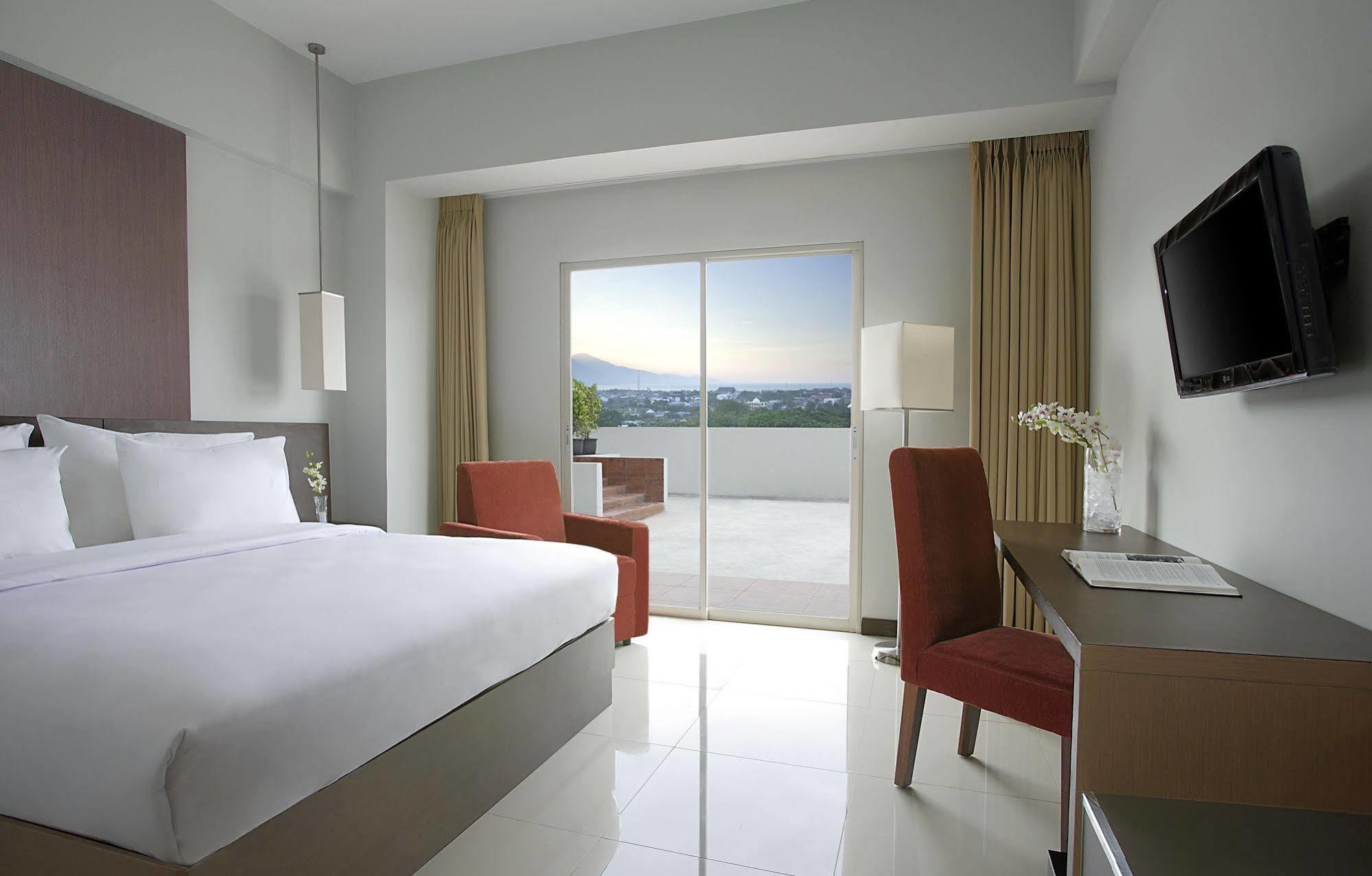 Hotel Santika Palu Exterior photo