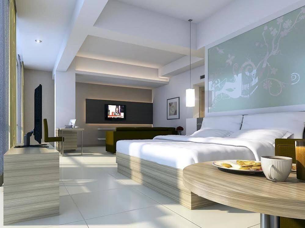 Hotel Santika Palu Exterior photo